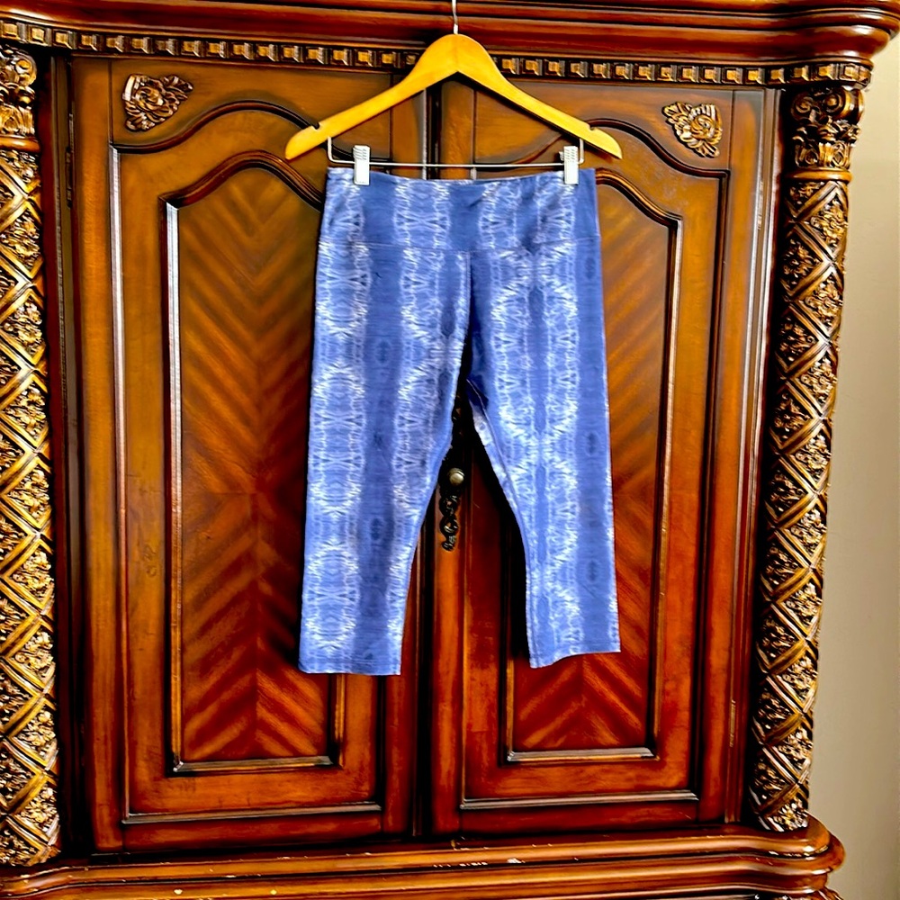 Scorpio Sol Blue Tie-Dye Women’s Capri Leggings